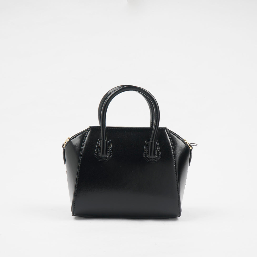 Givenchy Elegant Black Leather Handbag - Luxurious and Versatile Accessory