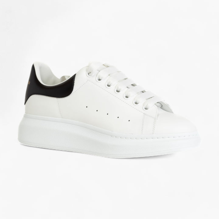 Sneakers Alexander McQueen in pelle bianca con suola oversize