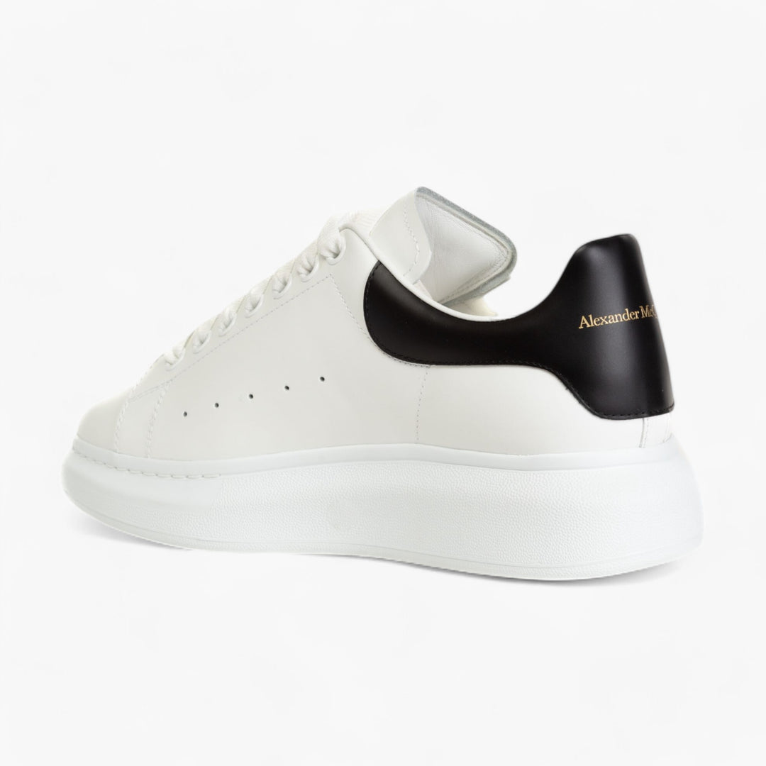 Sneakers Alexander McQueen in pelle bianca con suola oversize