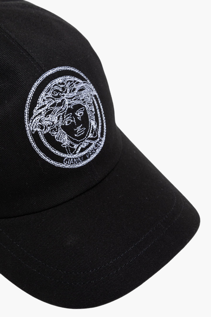 Cappello Versace Nero con Ricamo Emblema Medusa - Made in Italy