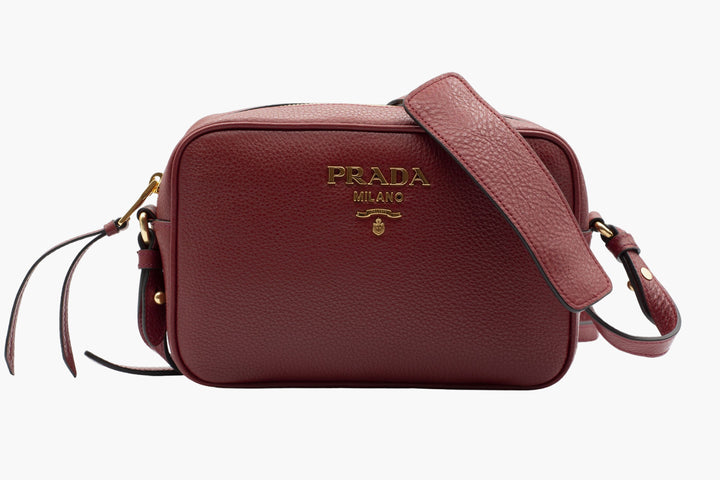 Borsa Prada in pelle bordeaux-oro con tracolla regolabile e logo iconico