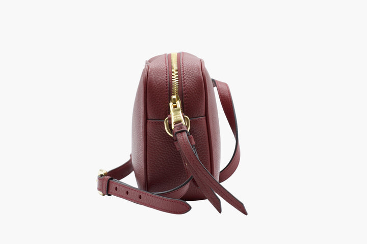 Borsa Prada in pelle bordeaux-oro con tracolla regolabile e logo iconico