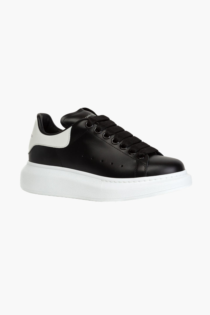 Alexander McQueen Sneakers in pelle nera con suola bianca spessa -