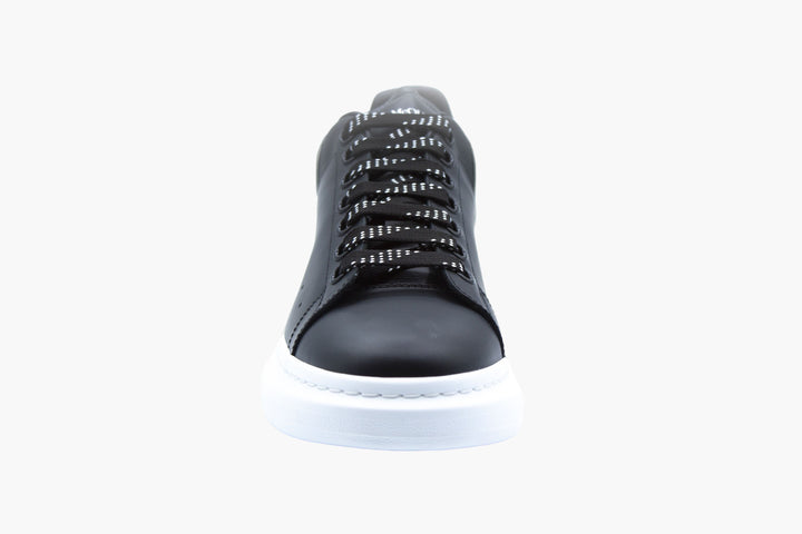 Alexander McQueen Sneakers in pelle nera con suola bianca spessa -