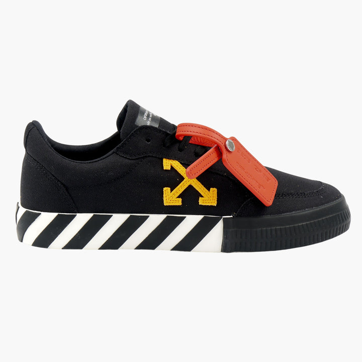 Sneakers Off-White nere-arancioni con marchio freccia gialla