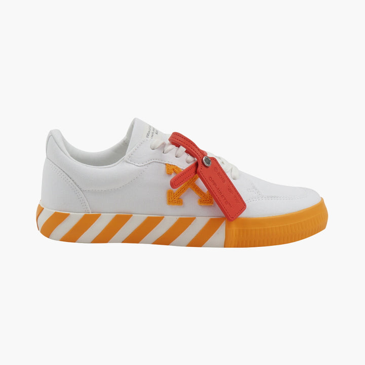 Sneakers Off-White con suola a strisce arancioni e etichetta con cerniera rossa per lo street style