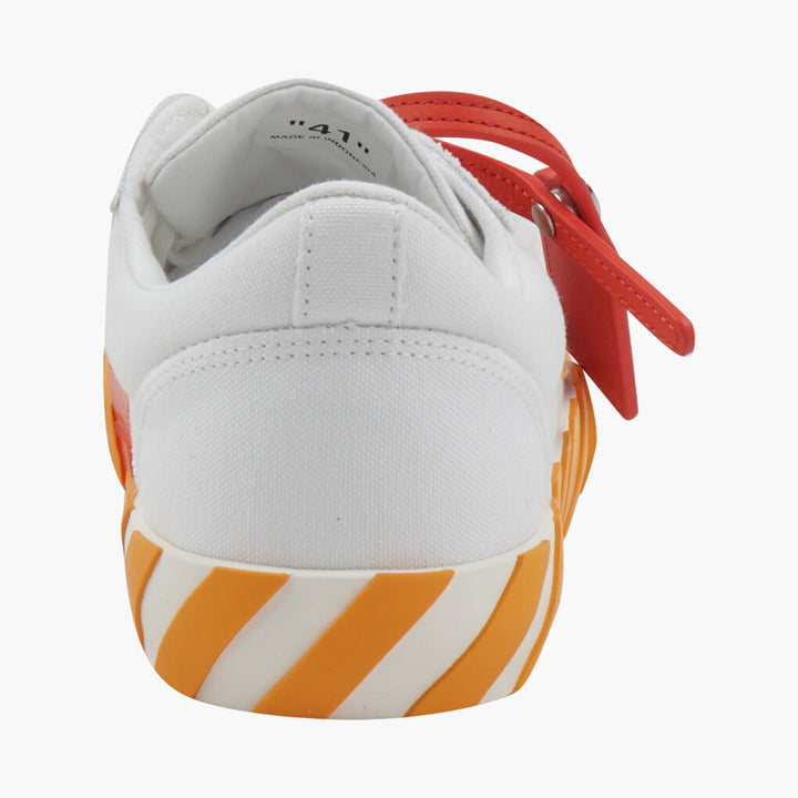 Sneakers Off-White con suola a strisce arancioni e etichetta con cerniera rossa per lo street style