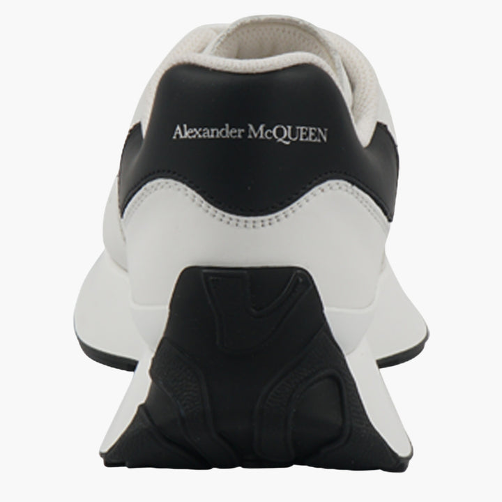 Sneakers Alexander McQueen in pelle bianca con linguetta nera sul tallone -