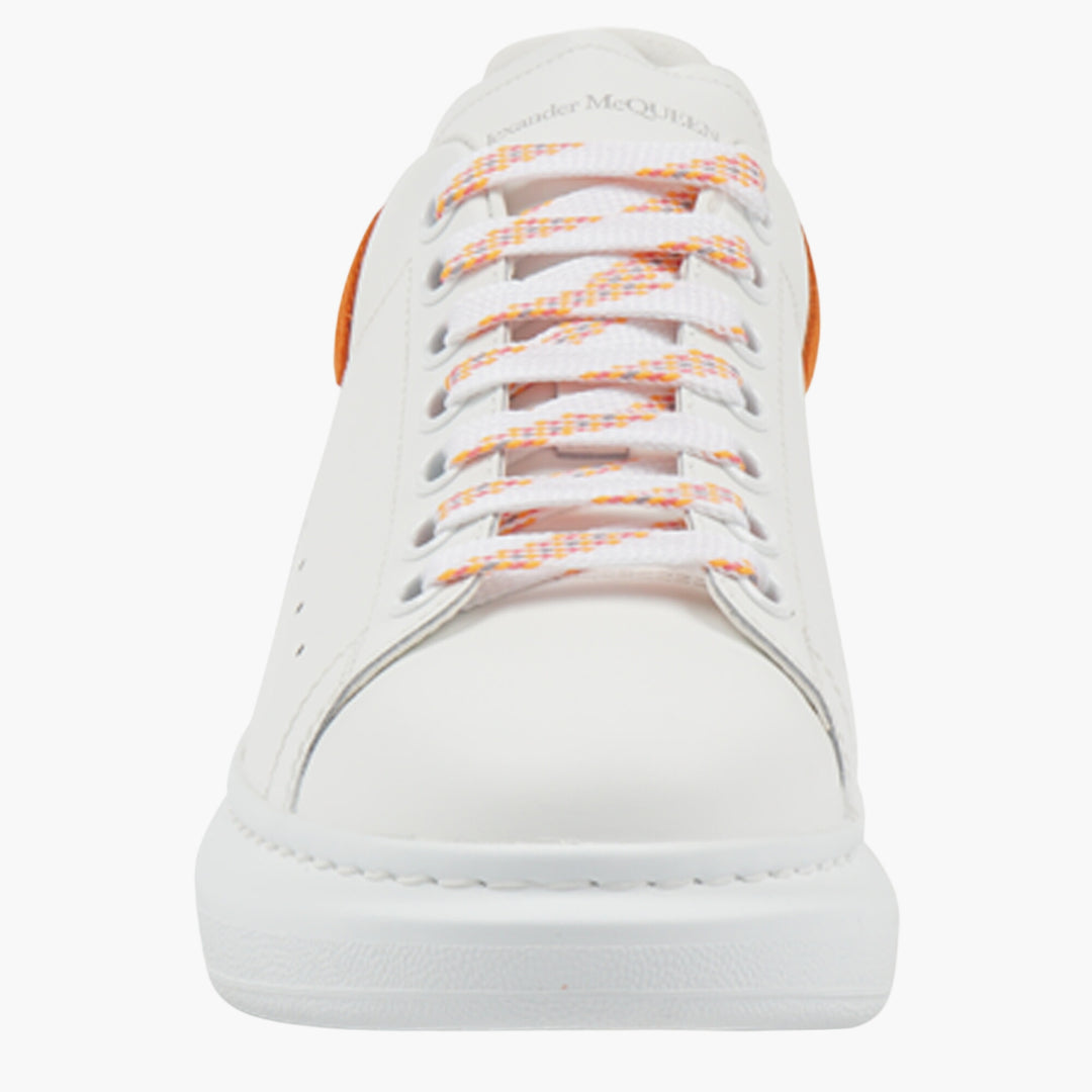 Alexander McQueen Sneakers in pelle scamosciata con tacco bianco-arancio