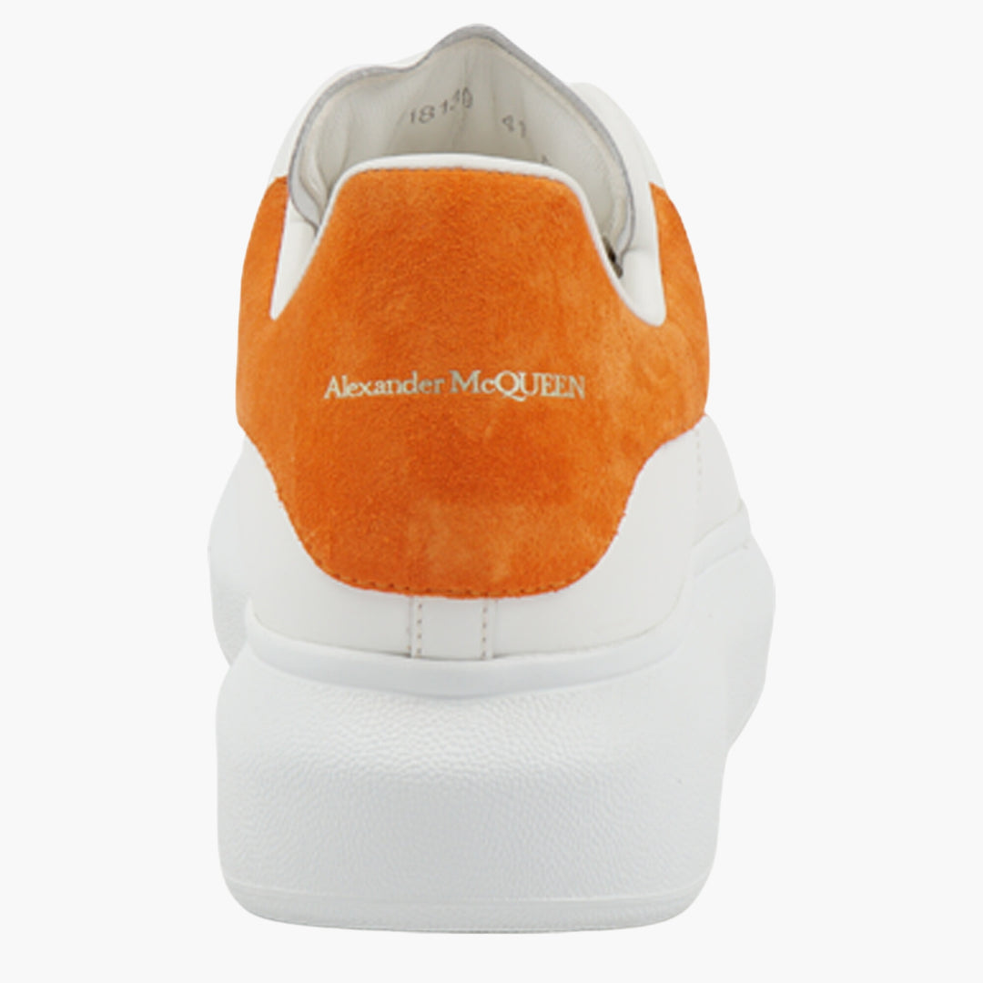 Alexander McQueen Sneakers in pelle scamosciata con tacco bianco-arancio