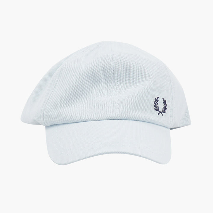 Cappello Fred Perry azzurro-nero con l'iconico logo della corona d'alloro