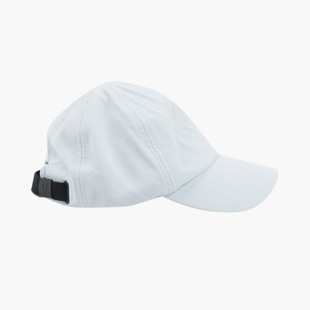 Cappello Fred Perry azzurro-nero con l'iconico logo della corona d'alloro