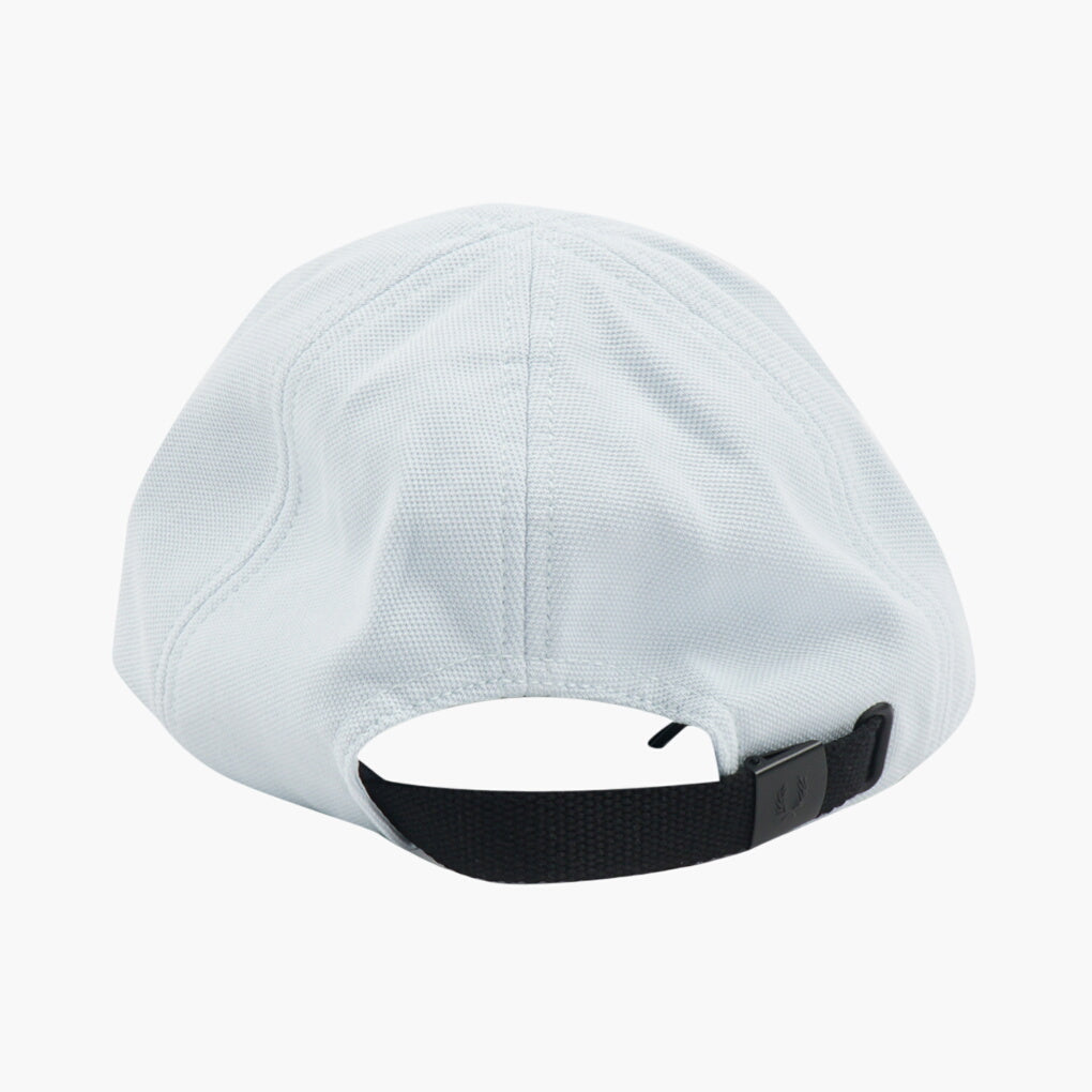 Cappello Fred Perry azzurro-nero con l'iconico logo della corona d'alloro