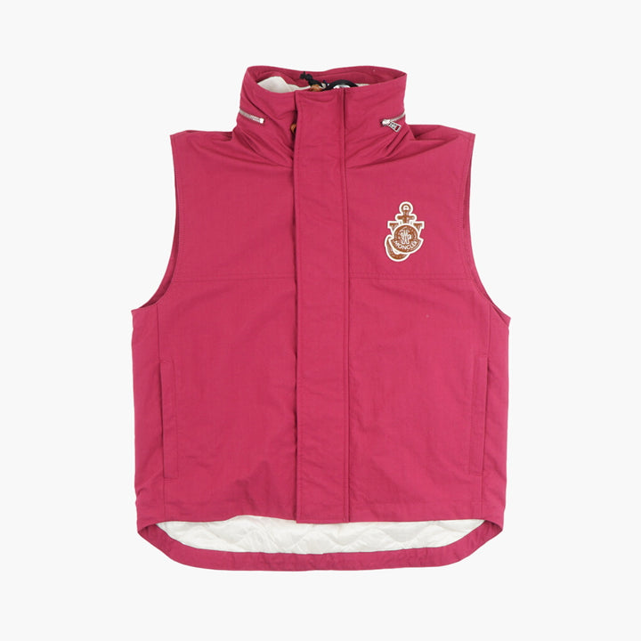 Giacca viola isolata di alta qualità Moncler - Design elegante e raffinato