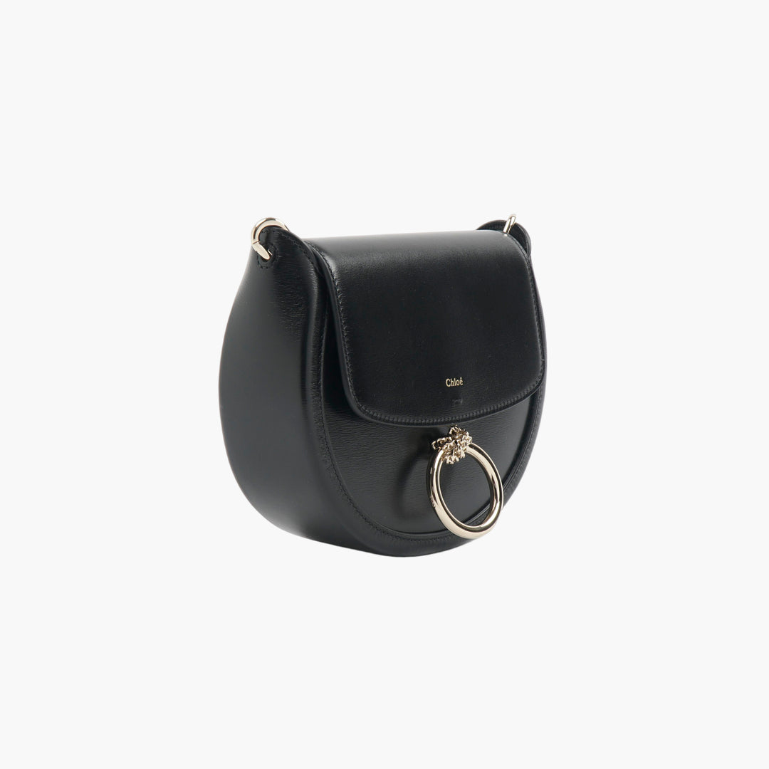 Chloè Leather Bag in Nero with Golden Ring Embellishment