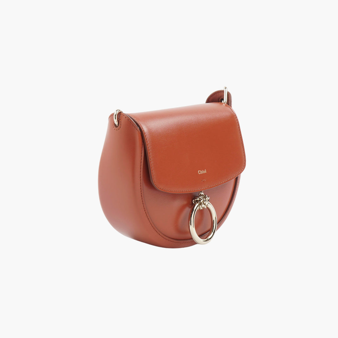 Chloé Sophisticated Leather Bag with Metallic Ring Accent - Marrone