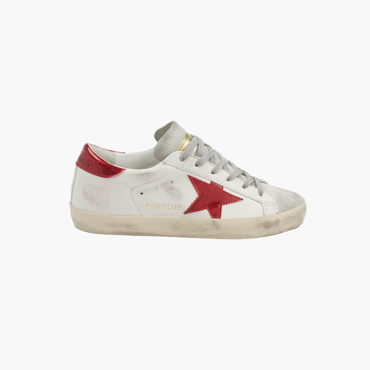 Golden Goose Sneakers Distressed Bianche-Rosse da Donna con Design a Stella Rossa Firma Made in Italy