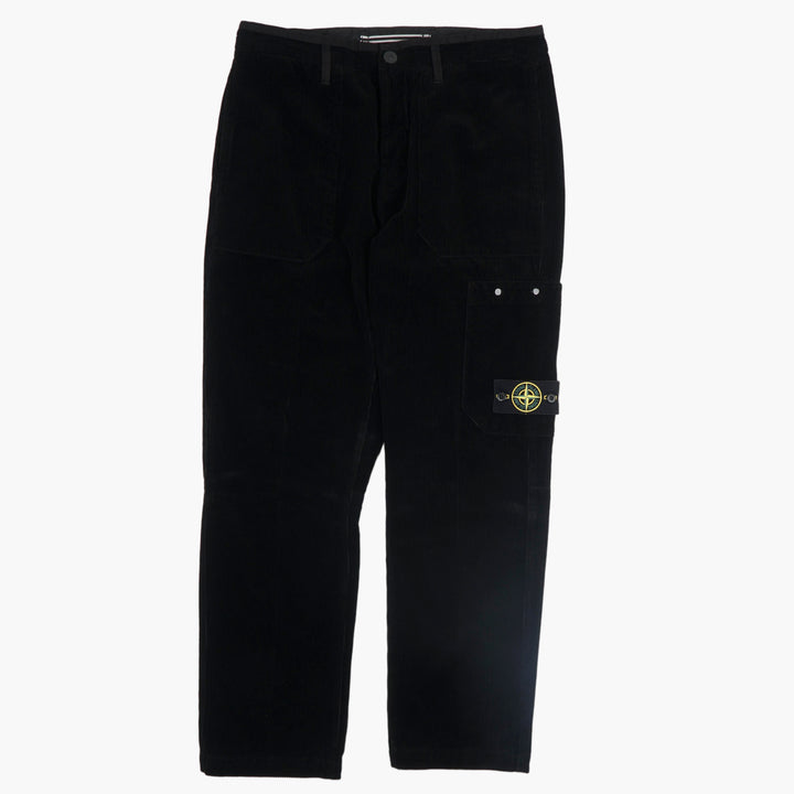 Pantaloni cargo neri da uomo Stone Island con logo distintivo e tasche funzionali