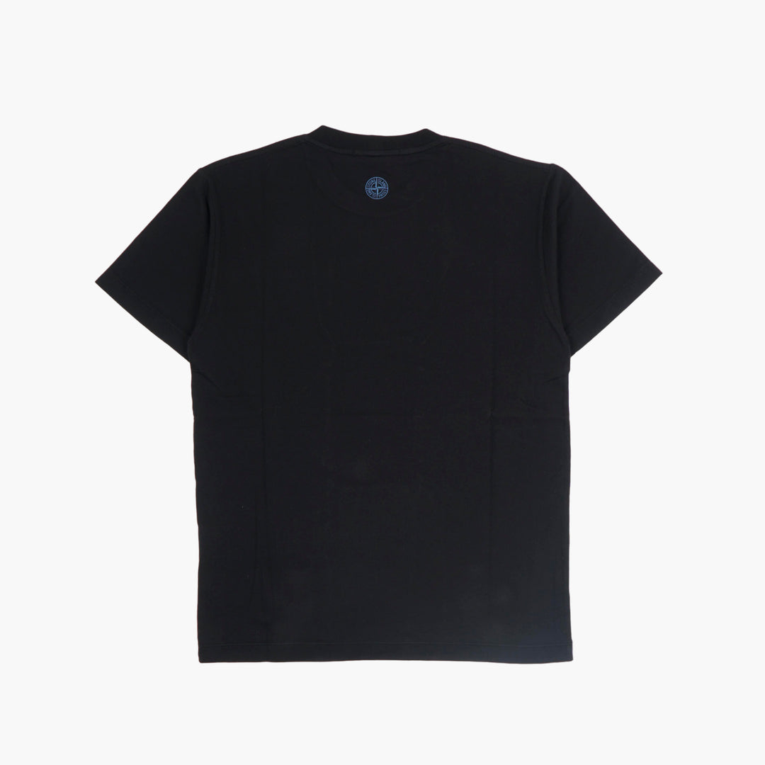 T-shirt nera Stone Island con dettaglio logo iconico