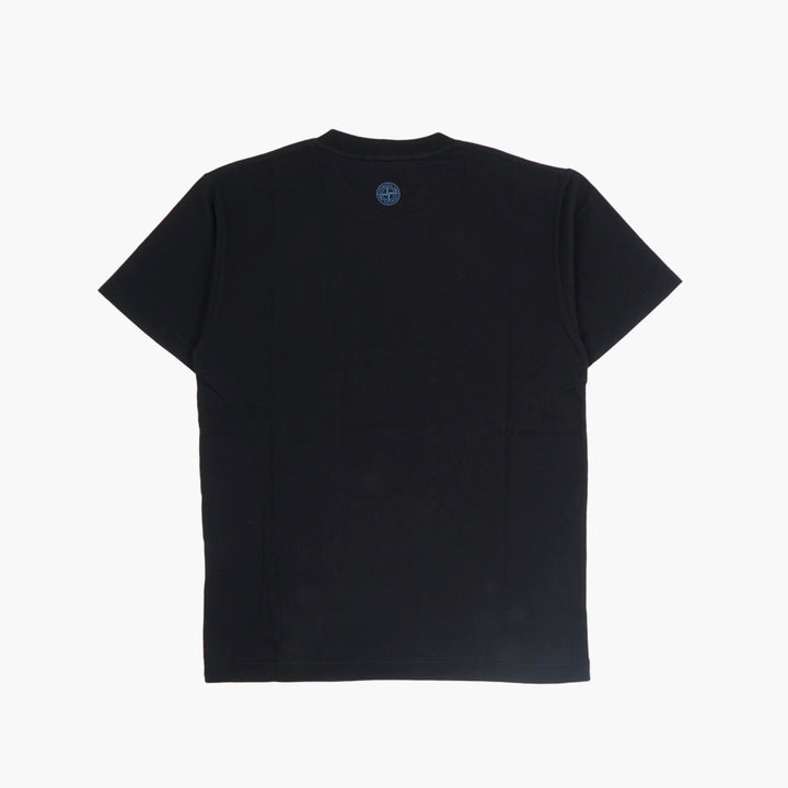 T-shirt nera Stone Island con dettaglio logo iconico