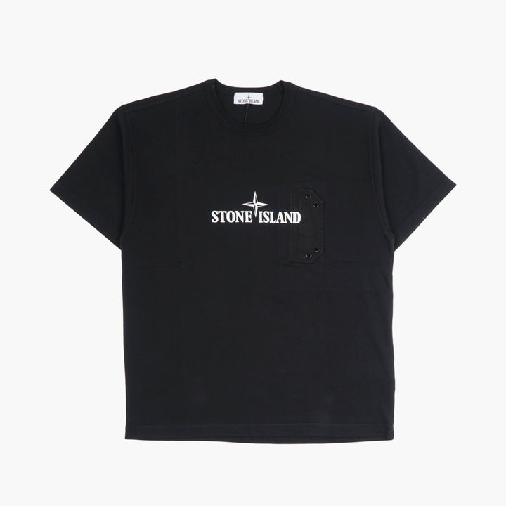 T-shirt nera Stone Island con dettaglio logo iconico